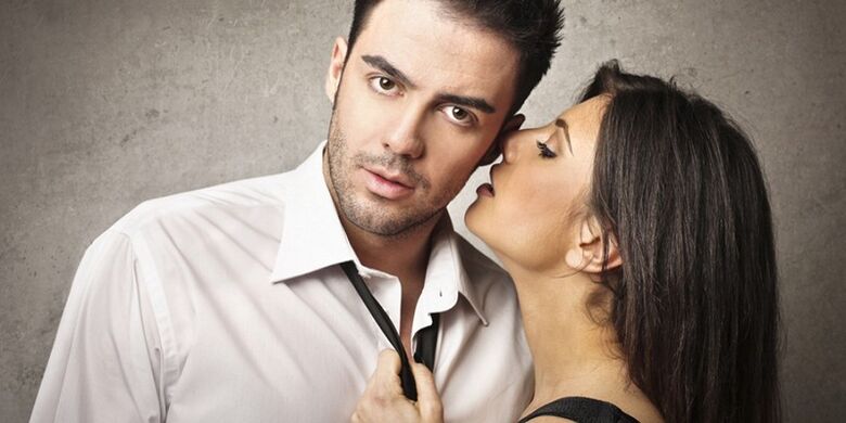 момиче съблазнява мъж, който увеличава потентността